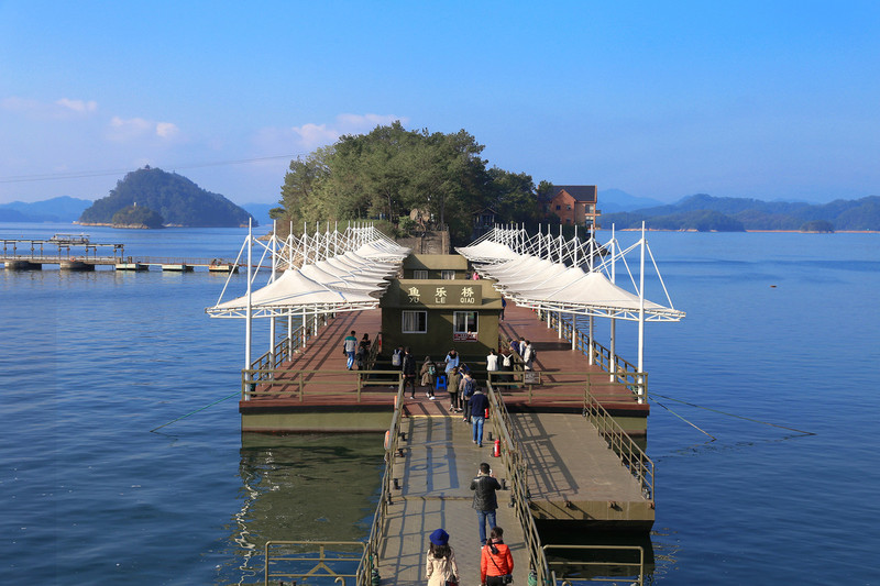 我们登陆的第一个岛屿叫月光岛, 这个岛由情园,逸园,系园,心园,梦园