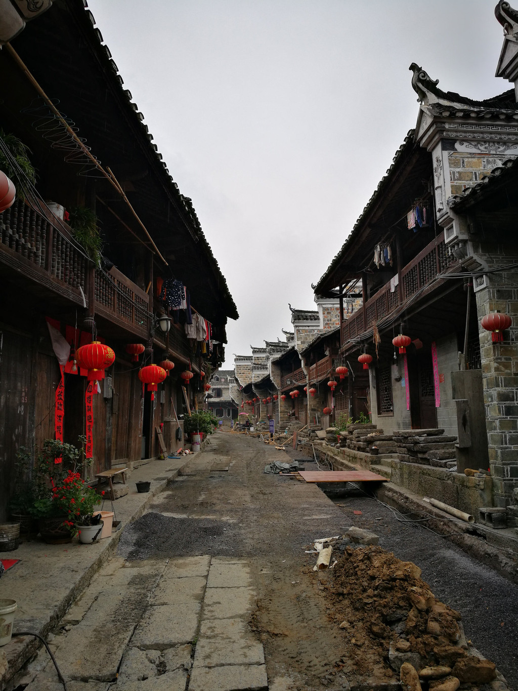 临河一条街:里耶古城临河而建,遗址包括城墙,城壕,井,道路,作坊,管署