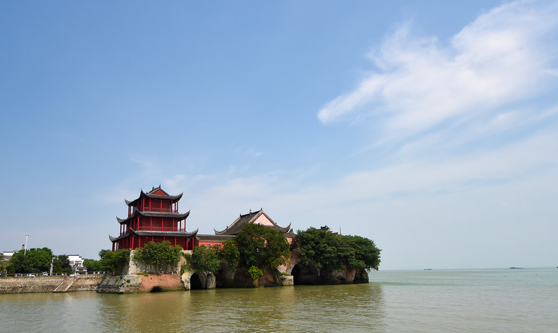 紫微洞 紫微洞位于巢湖西紫微山,是巢湖风景名胜区内又一大著名景观.