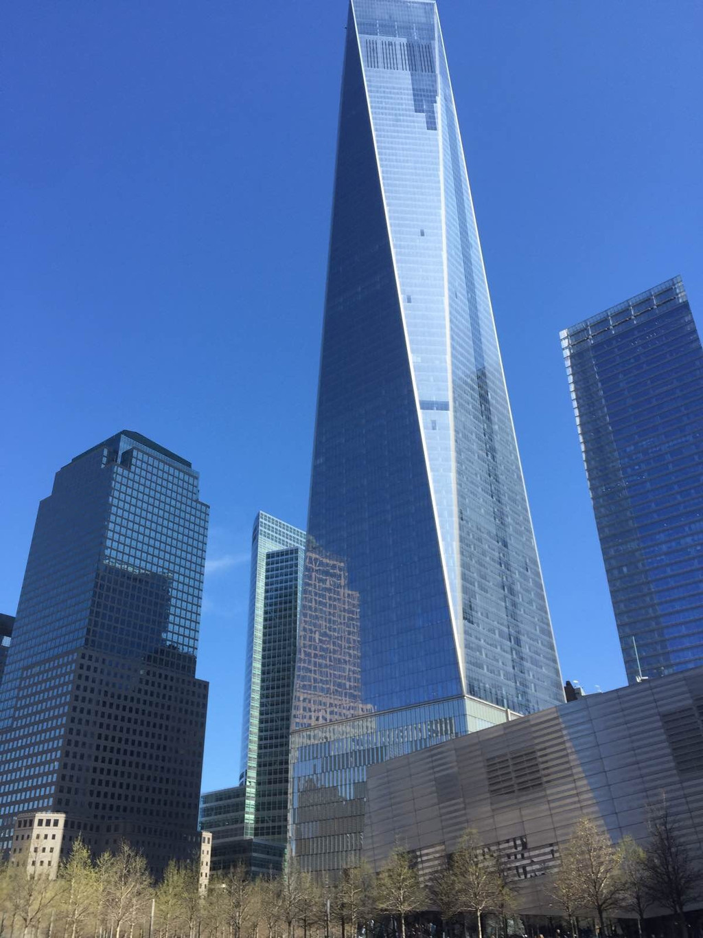跟兴仔讲述911事件后,他一直问坏人为什么要炸双子塔,警察干什么去了?
