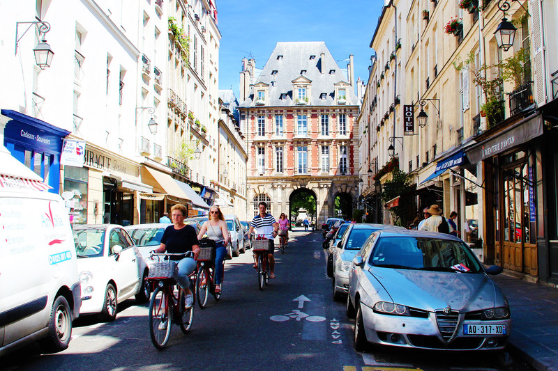 继续向东,沿着圣安托万大街rue saint-antoine,前面就是巴士底