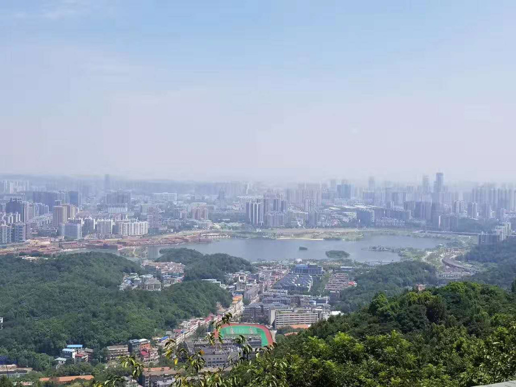 登顶岳麓山 ,俯瞰长沙市,鲜果送清凉