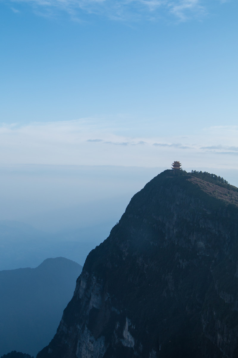 在金顶远眺峨眉山最高峰万佛顶.