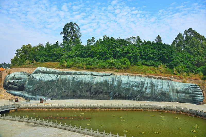 三水卧佛位于广东省佛山市三水区森林公园内,号称世界第一大卧佛.