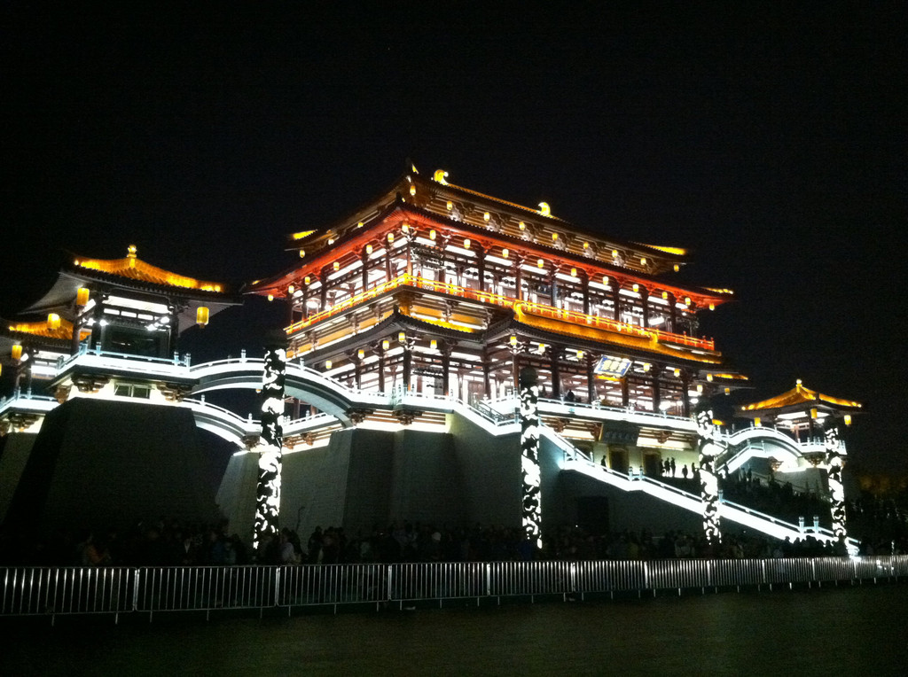 出来已是晚间~20:30美食街扫美食,广州是中国唯一一个被评为"巷子回民西安图片