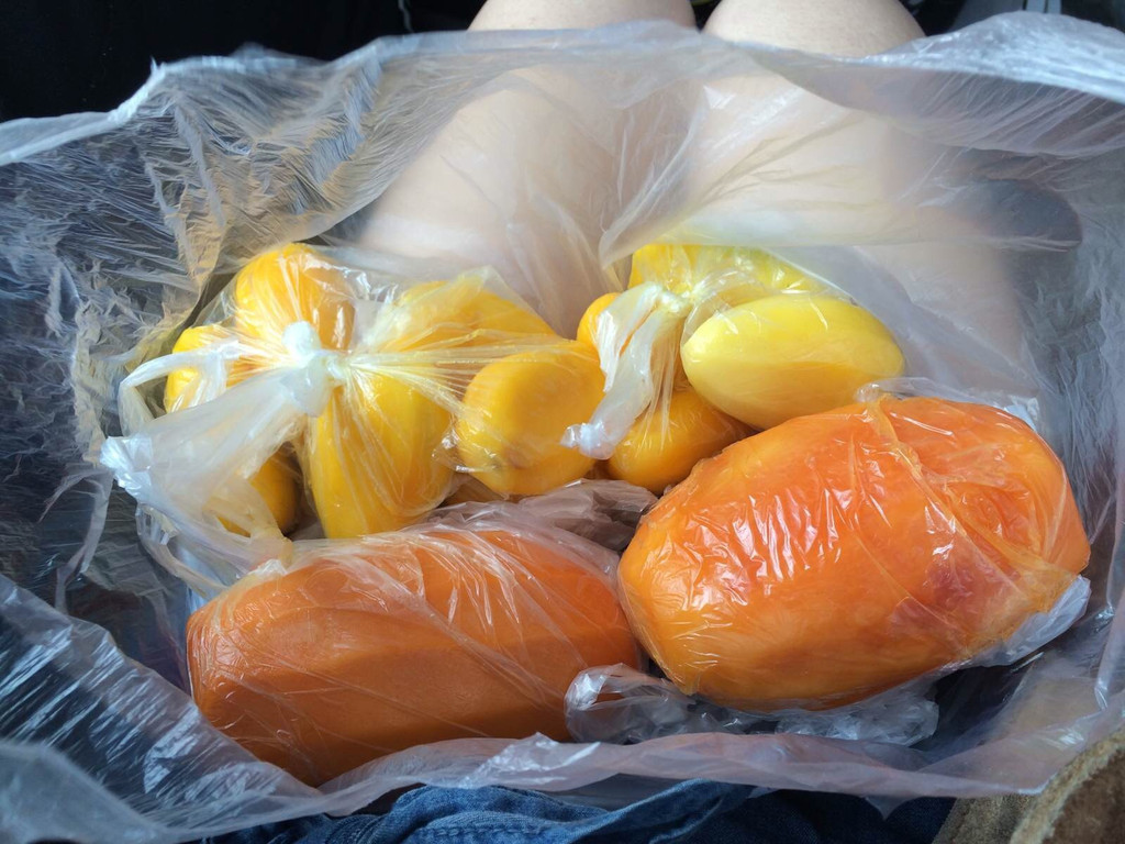 猕猴岛外买的水果,芒果5块钱一袋