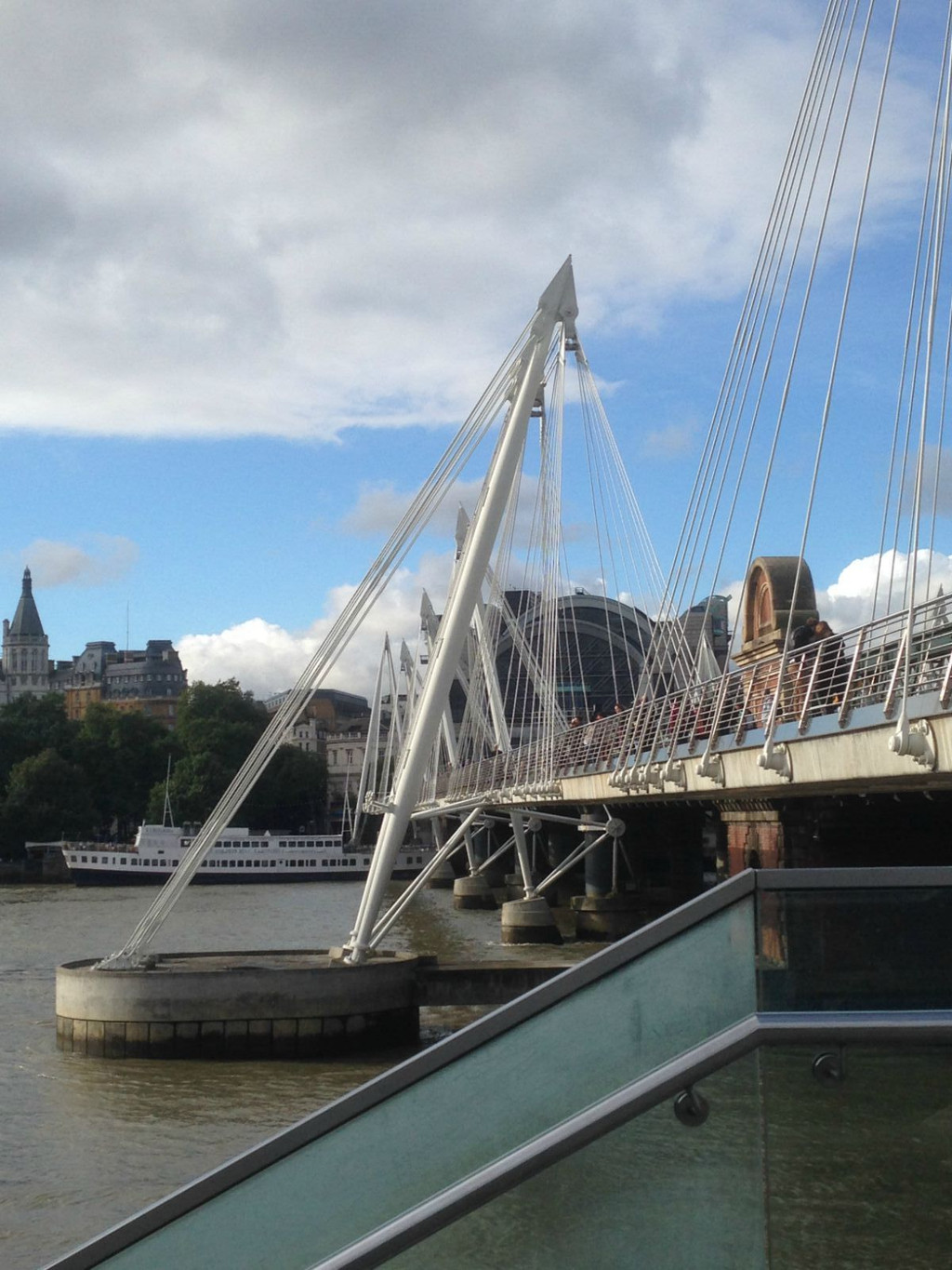 bridge与westminster bridge之间,桥的北端就是charing cross station