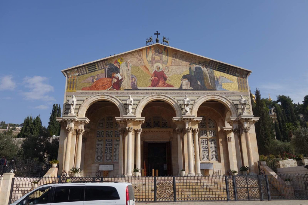 客西马尼希伯来文是"油榨"的意思,在客西马尼园里也有几颗橄榄树.