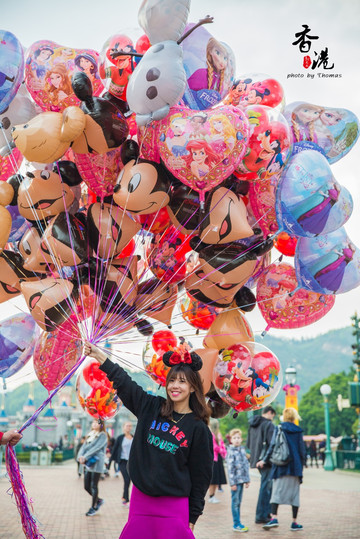 借了这一大束气球来拍照,这很迪士尼